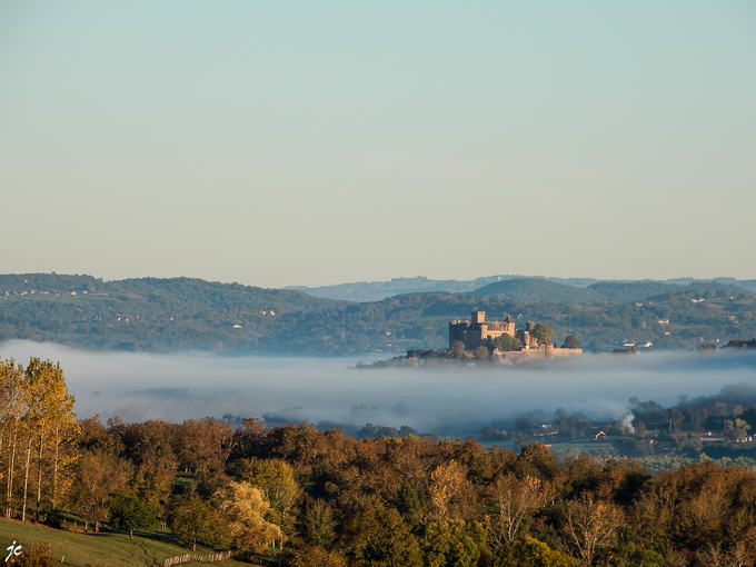 le château de Castelnau Bretenoux au dessus de la brume