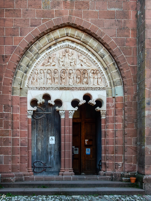 le tympan de l'église St Pierre de Collonges-la-Rouge
