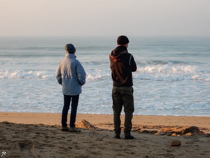 Simone et l'australien sur la plage à Le Magouër