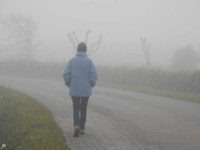 Simone dans le brouillardsur la route de Plouhinec