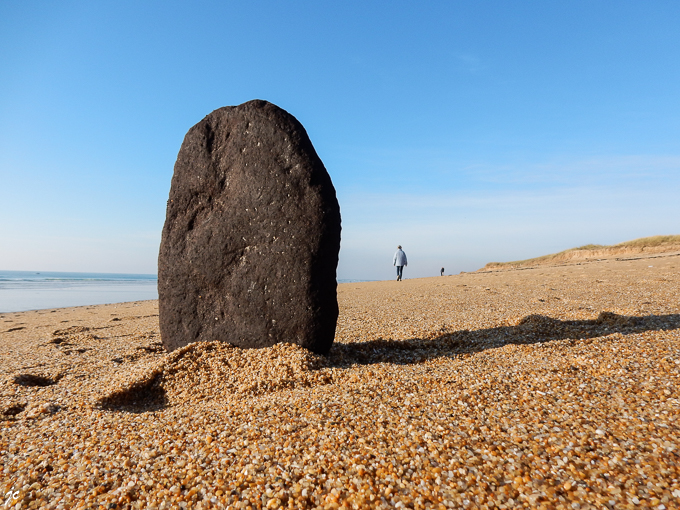 le monolithe ? sur la plage