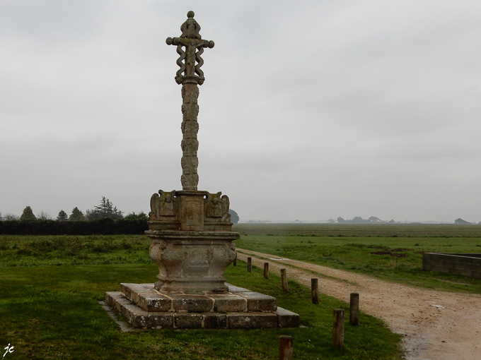 la croix des Apôtres à Plouhinec