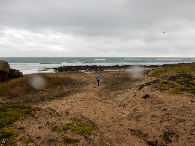 les promeneurs le bunker dans les dunes et sur la plage de Magouëro