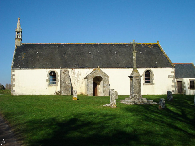 la chapelle du 18ème siècle de St Cornély et la croix