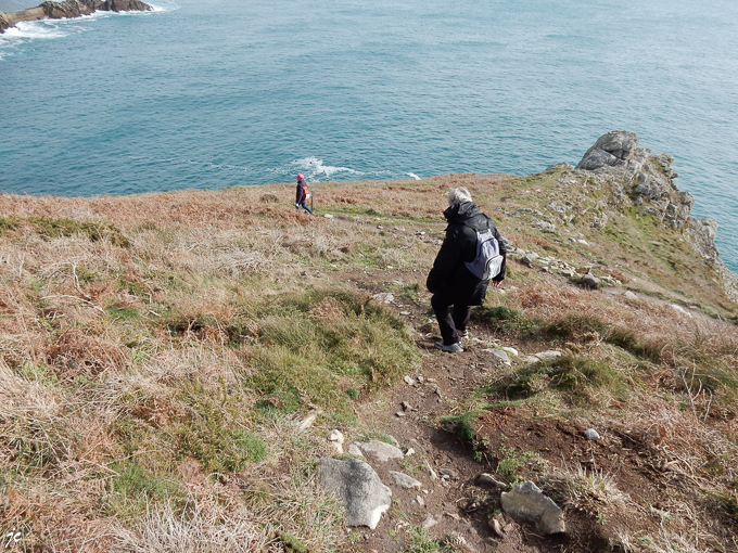 Ghislaine et Simone sur le GR34 sur le tour de la Pointe du Raz
