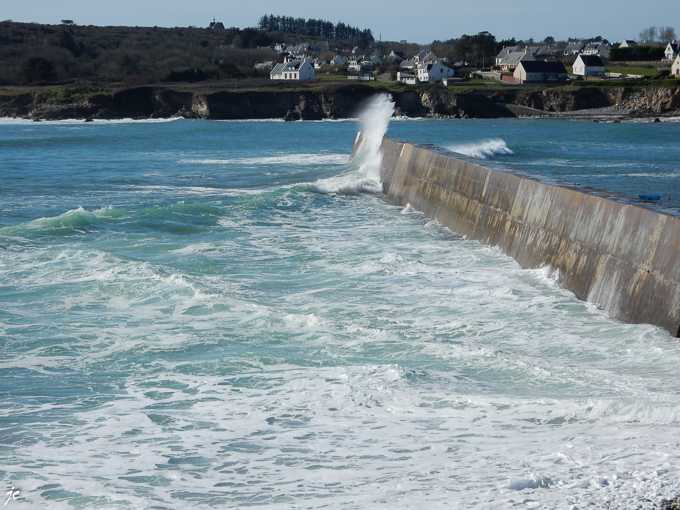 les vagues à l'assaut de la jetée du port de Primelin