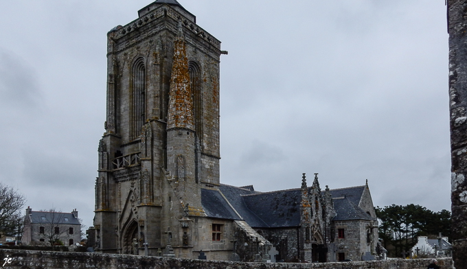 la chapelle de Tugen, le calvaire et le cimetière