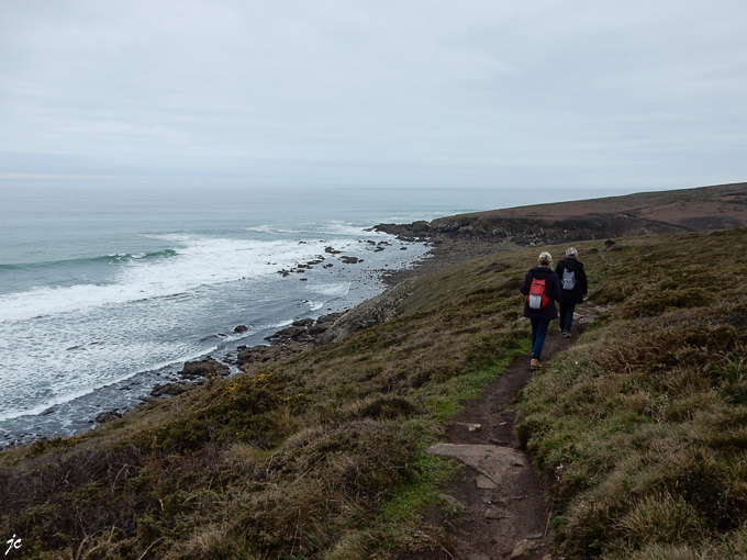 Simone et Ghislaine sur le GR 34 à la pointe du Mouton