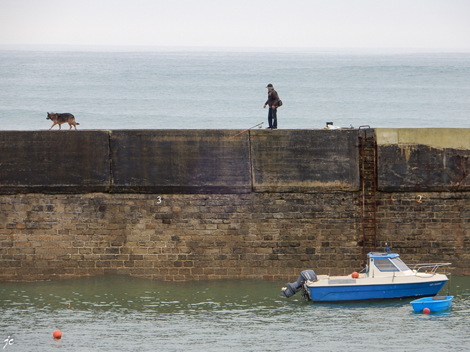 le pêcheur et son chien sur la jetée du port de Primelin