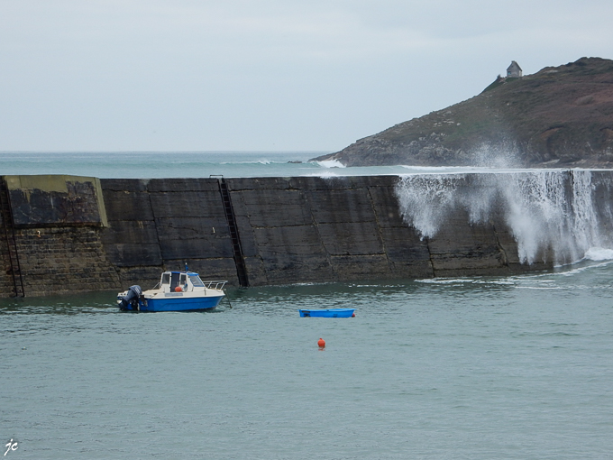 l'assaut de l'océan sur la jetée du port de Primelin