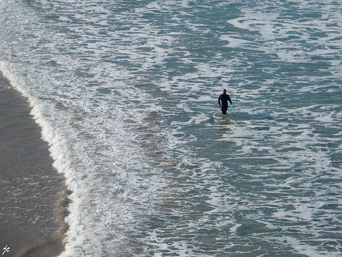 le surfeur dans la baie des trépassés