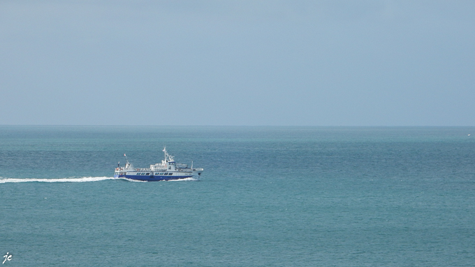 l'ENEZ SUN le bateau au large de l'anse du Loc'h qui assure la liaison Audierne - île de Sein