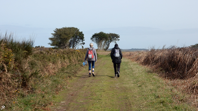 Simone et Ghislaine sur le chemin agricole en route pour la pointe de Penharn