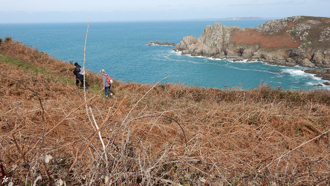 Simone et Ghislaine sur le GR et la pointe de Penharn