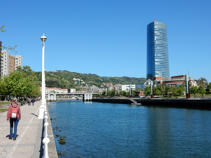 la Tour Iberdrola sur le chemin du musée Guggenheim à Bilbao