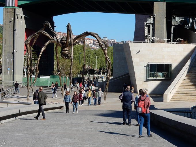 la sculpture "Maman" de Louise Bourgeois, une araignée géante à Bilbao