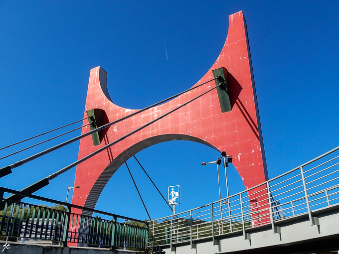 « L’arc Rouge » de Daniel Buren sur le pont "La Salve" à Bilbao