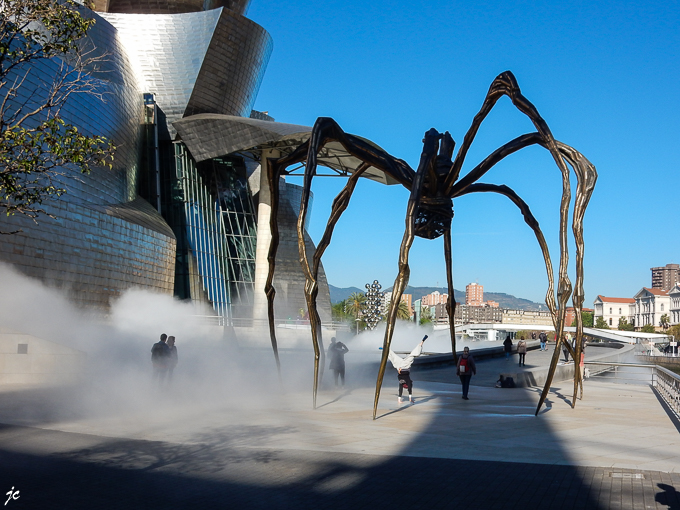 la sculpture "Maman" de Louise Bourgeois et l'installation de brouillard de Fujiko Nakaya, Bilbao, le musée Guggenheim