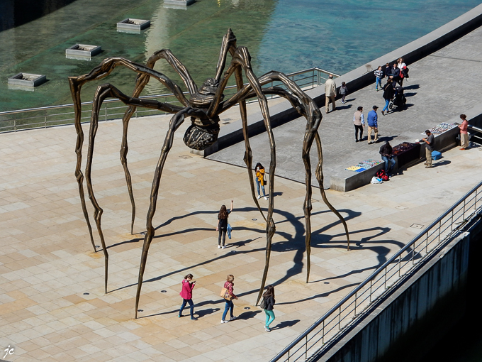 vue du pont de La Salve, MAMAN, une araignée géante de Louise Bourgeois