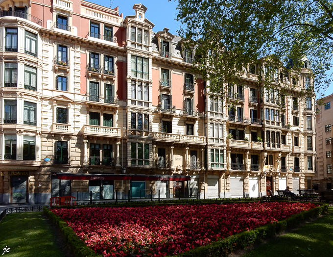 une façade Done Bikendi plaza, dans le quartier Abando