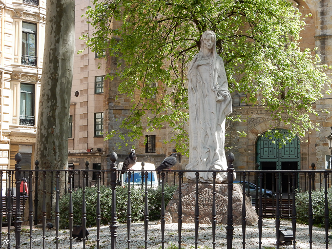 devant l'église du martyr Saint-Vincent, dans le quartier Abando