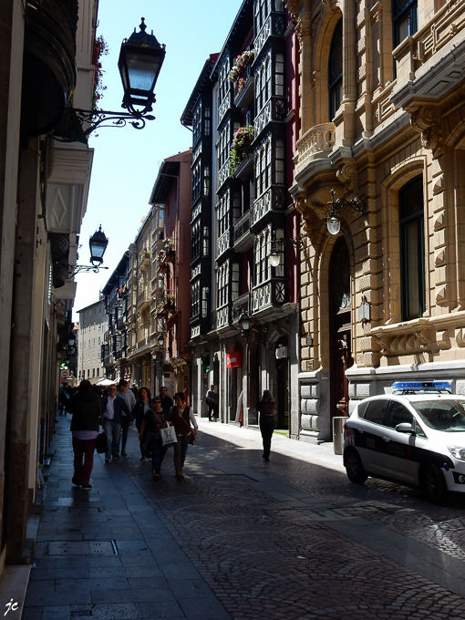 les façades à encorbellement Calle Bidebarrieta Kalea, dans le quartier Casco Viejo