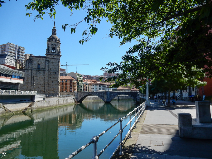 l'église San Anton et le pont Erriberako à Bilboa, dans le quartier Bilbao La Vieja