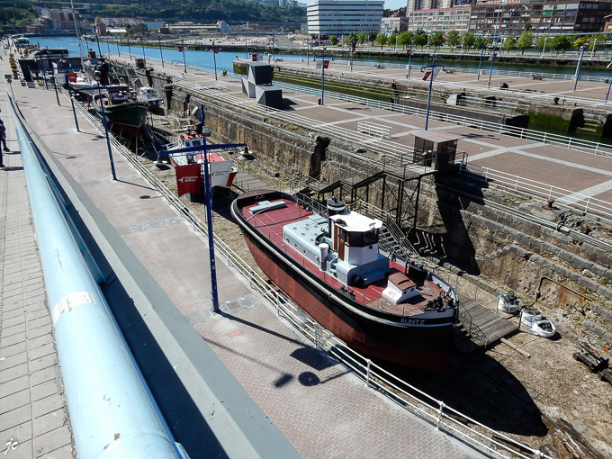 sur l'esplanade extérieure du musée maritime de la ria de Bilbao