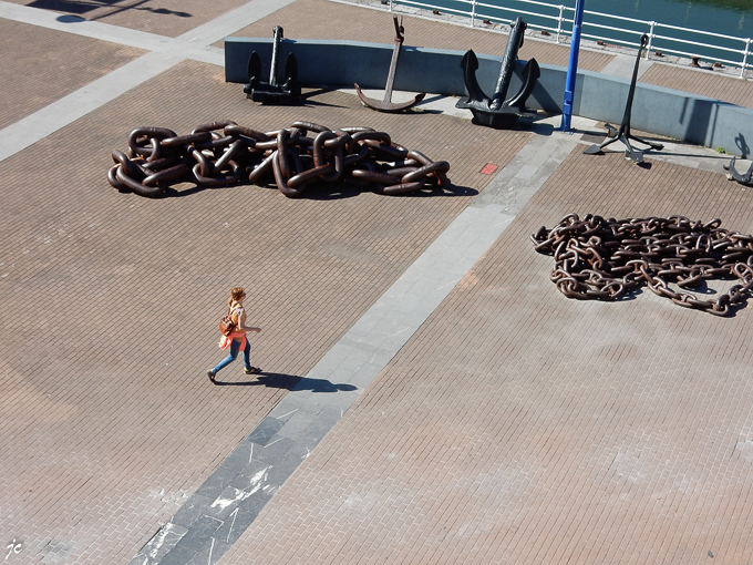 sur l'esplanade extérieure du musée maritime de la ria de Bilbao