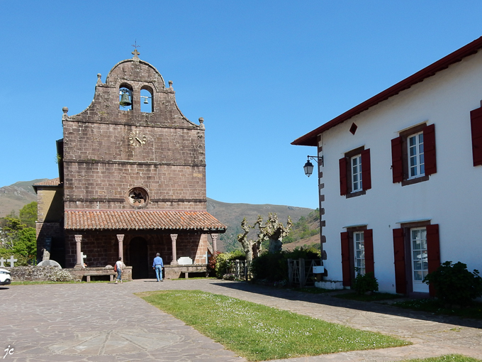 devant l'église de Bidarray