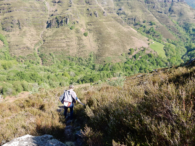 Simone dans la descente de l'arête