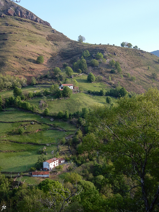 Bernatenea en bas et Harruixea en haut et la ruine de la bergerie dans le bosquet sur l'arête