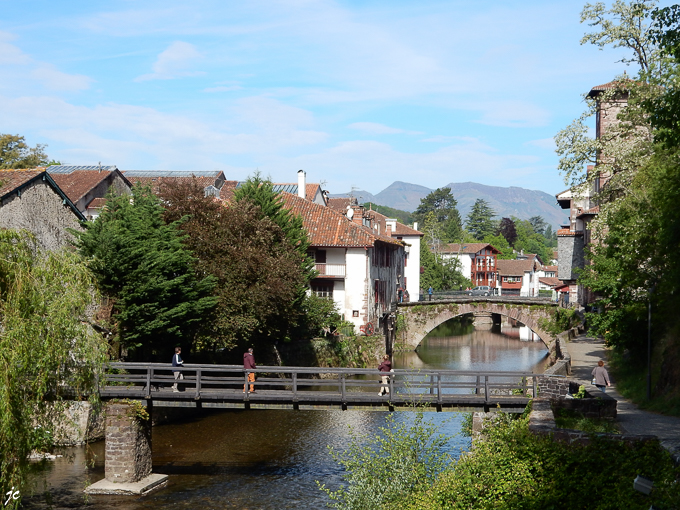 à St Jean Pied de Port, la passerelle et le pont vieux