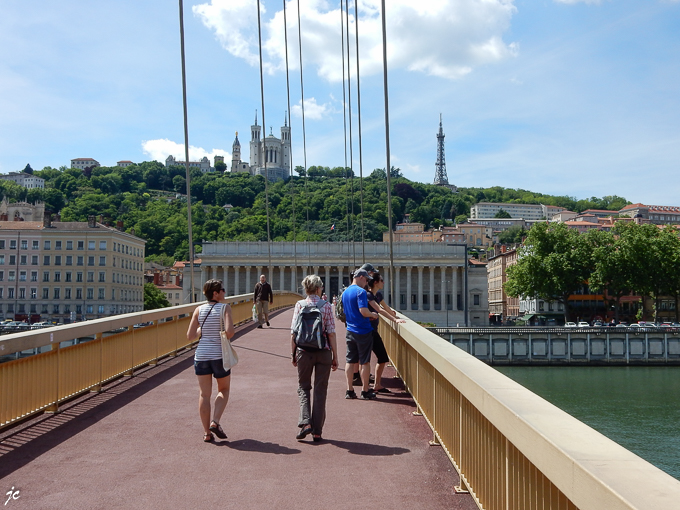 Magali et Simone sur la passerelle du Palais de Justice au dessus de la Saône