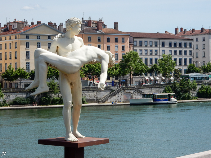 "The Weight of Oneself" par Elmgreen et Dragset Quai Romain Rolland