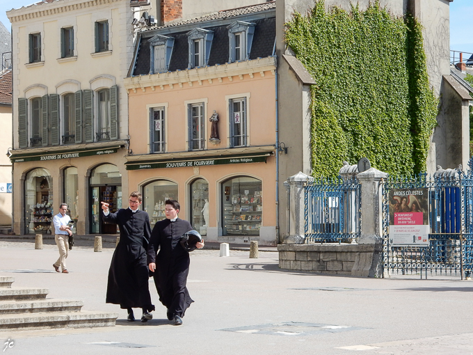 jeunes et archaïques à la fois