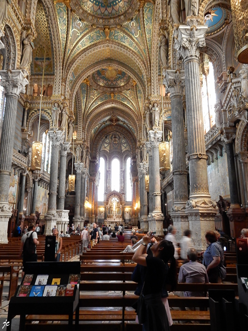 la nef de l'église haute. la Basilique Notre Dame de Fourvière