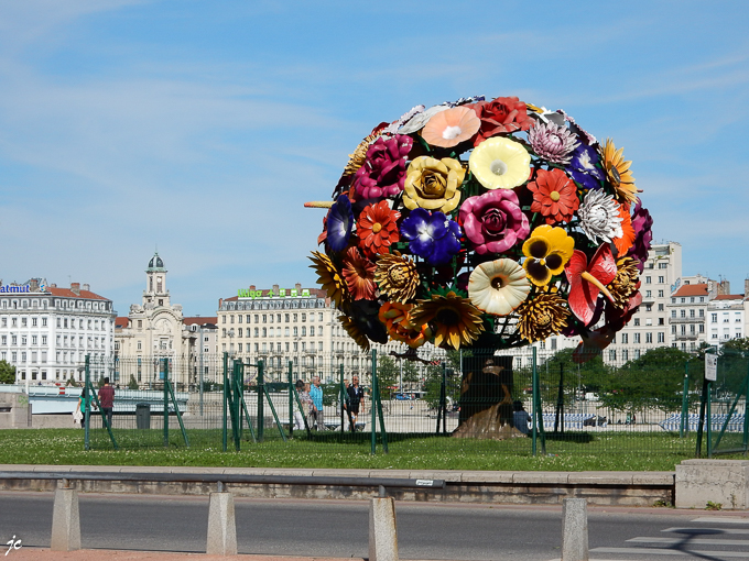 la place Antonin Poncet, "Flower Tree" Jeong-Hwa Choi (Coréen)