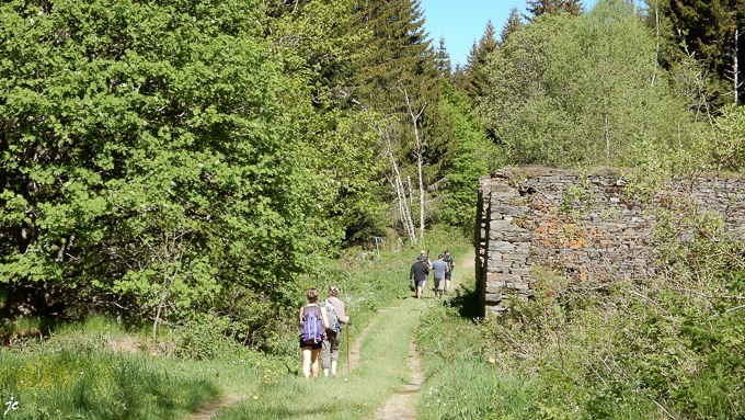 Magali, Simone et les trois mousquetaires aux ruines de Serreméjean