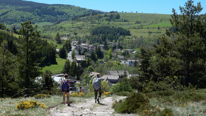 Simone et Magali sur le GR70, la descente vers Le Bleymard