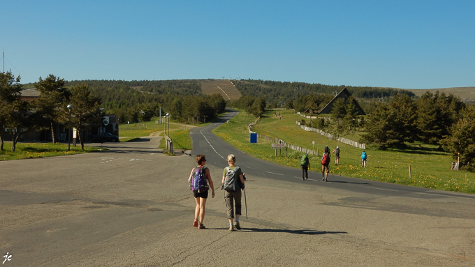 les randonneurs, Magali et Simone sur le GR 70, à la station du Mont Lozère