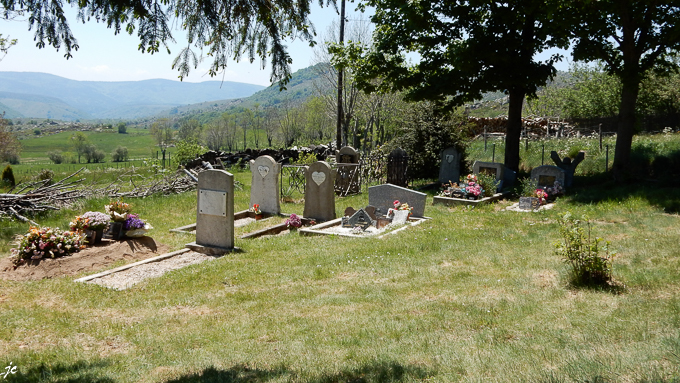 dans les jardins, des tombes protestantes à Finiels