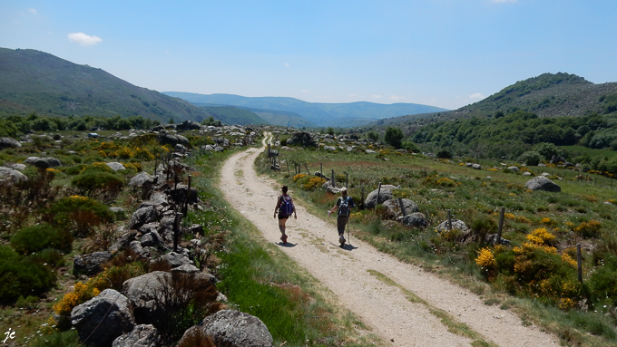 Magali et Simone traversent le chaos granitique à la sortie de Finiels