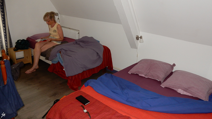 Simone dans la chambre de la Truite Enchantée