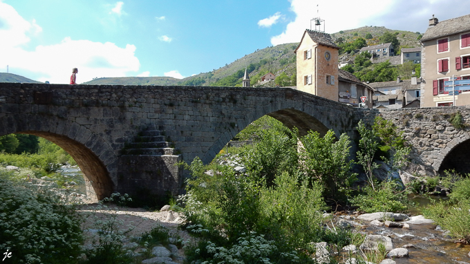 le vieux pont Rouméjon en dos d'âne flanqué d'une tour à péage, Le Pont de Mauvert