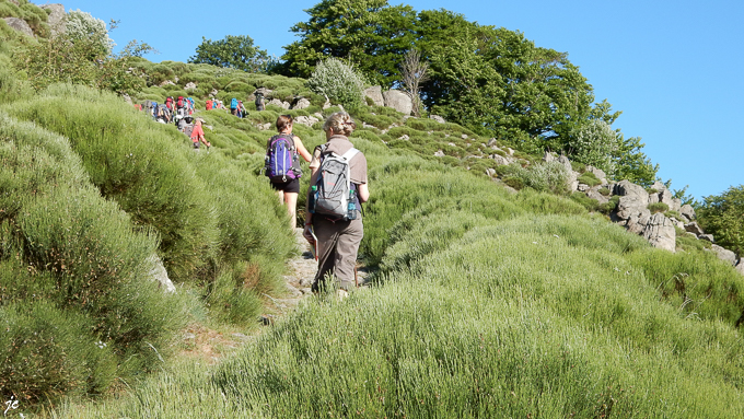 la foule, Magali et Simone à la sortie de Le Pont de Mauvert