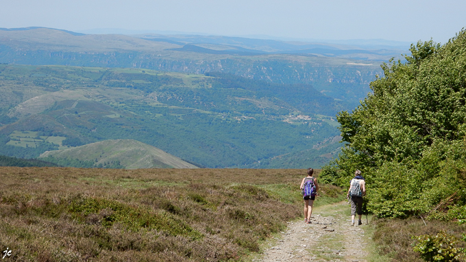 Magali et Simone dans la descente du signal du Bougès (1421m)