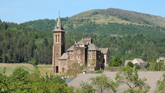 la collégiale Notre Dame une haute bâtisse de schiste brun