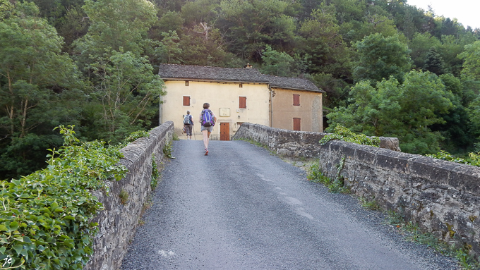 Magali et Simone sur le pont au dessus du Tarnon