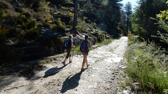 Magali et Simone sur le chemin vers l'ancien réservoir de Fontmort